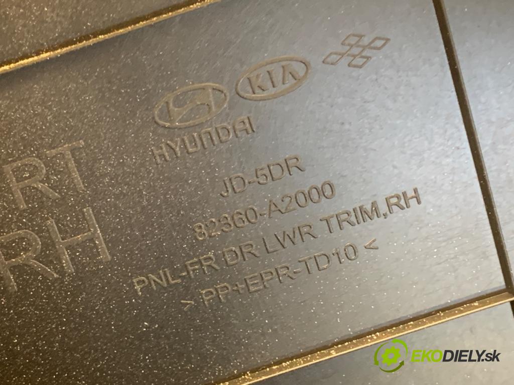 KIA CEED liftback 2012 94 kW 1.6 CRDi 128 1582 čalúnenie Dvere pravy predný 82360-A2000