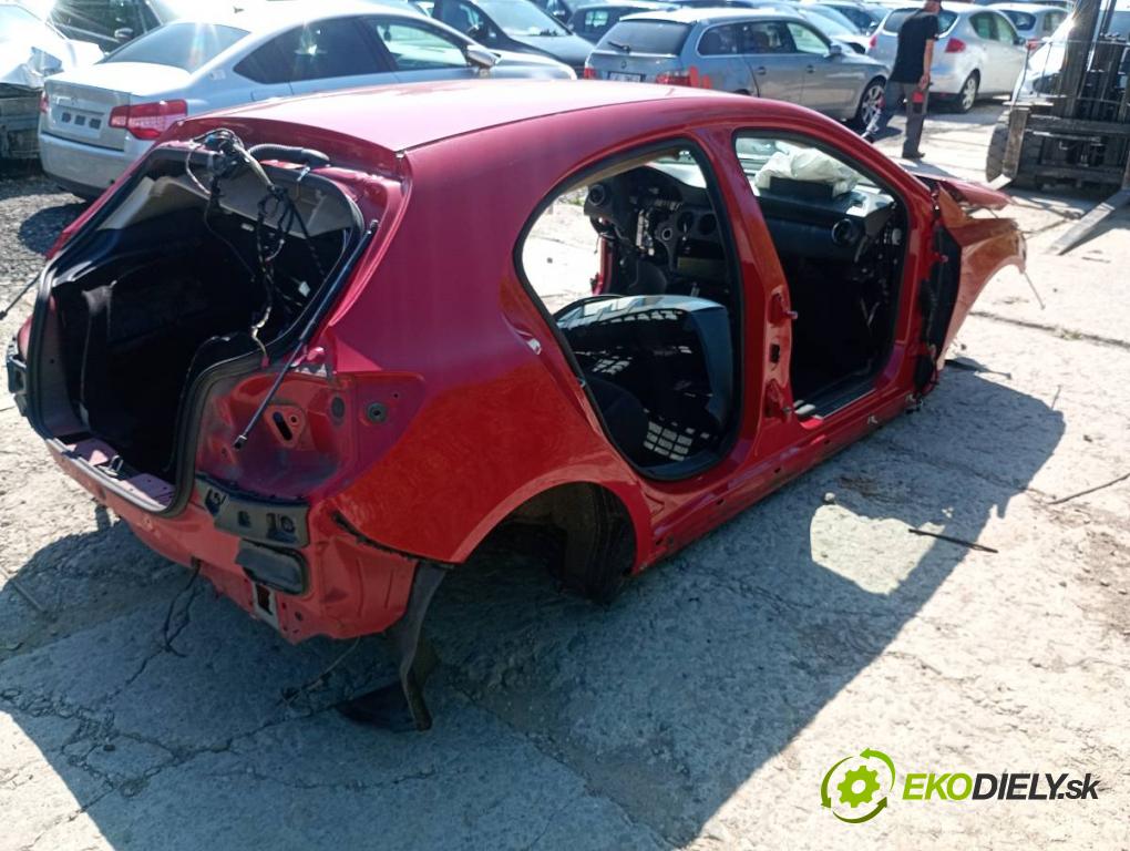 MERCEDES-BENZ W176 liftback 2013 90 kW A 180 (176.042) 1595 KAROSERIA ČTVRŤÁK blatník práh střecha PODŁUŻNICA