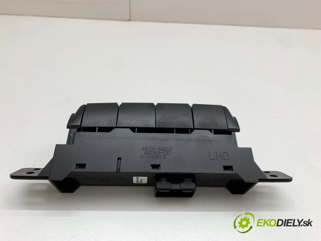 KIA CEED liftback 2012 94 kW 1.6 CRDi 128 1582 přepínač ohřívání sedačky 93700-A2030 (Páčky pod volantem)
