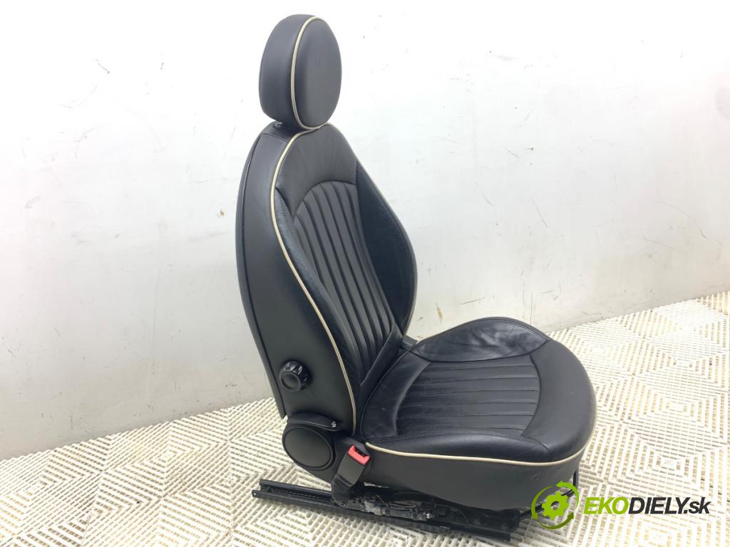 MINI R56 liftback 2012 55 kW One 1598 Sedadlo ľavy predný