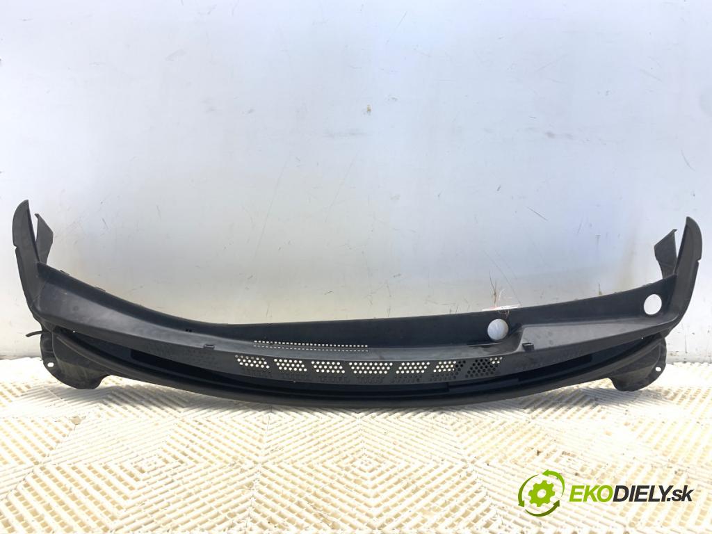 KIA CEED liftback 2012 94 kW 1.6 CRDi 128 1582 torpédo plast pod čelní okno 86151-A2000 (Plast pod čelním sklem)