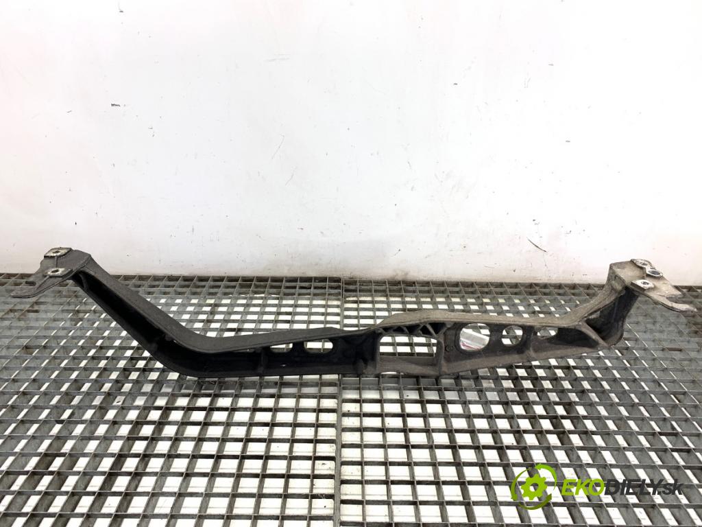 AUDI A4 B8 Kombi 2008 105 kW 2.0 TDI 1968 výztuha držák podpěra držák motora 8K0199521C
