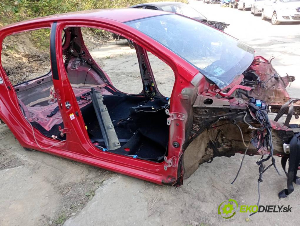 TOYOTA YARIS III liftback 2016 51 kW 1.0 (KSP130_) 998 karoséria ČTVRŤÁK: Blatník prah strecha PODŁUŻNICA