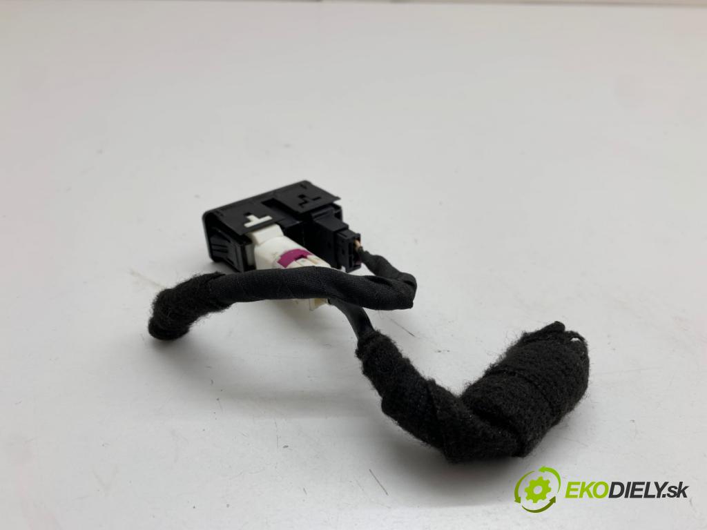 MINI R56 liftback 2012 55 kW One 1598 HNÍZDO: USB 9229246