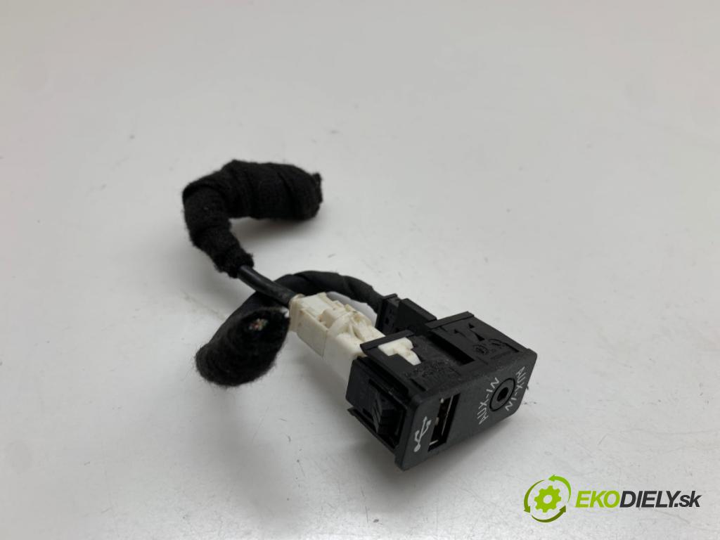 MINI R56 liftback 2012 55 kW One 1598 HNÍZDO: USB 9229246