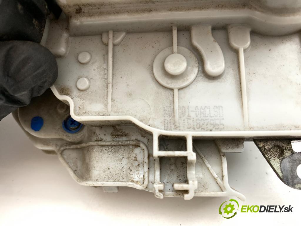 FIAT BRAVO II liftback 2009 66 kW 1.4 (198AXA1B) 1368 zámok dveře pravý přední část 51827955