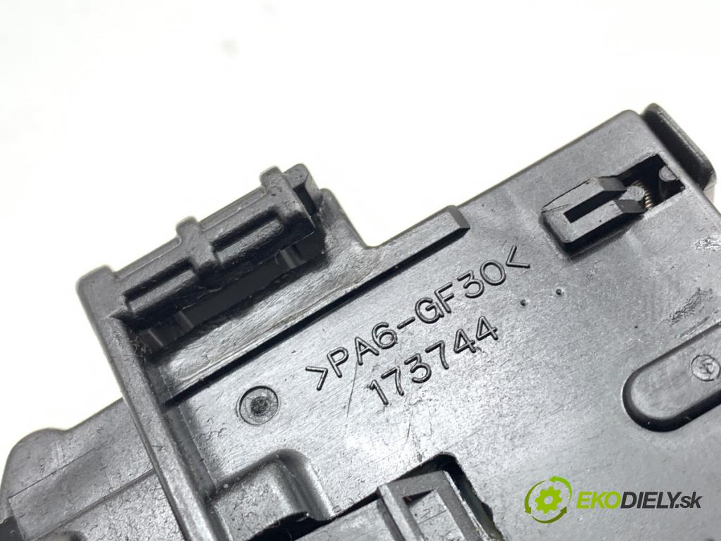SUZUKI GRAND VITARA II samochód terenowy zamknięty 2008 95 kW 1.9 DDiS Napęd na wszystkie koła (JT419, TD44, JB419WD,... 1870 přepínač směrovek 173744 (Páčky pod volantem)