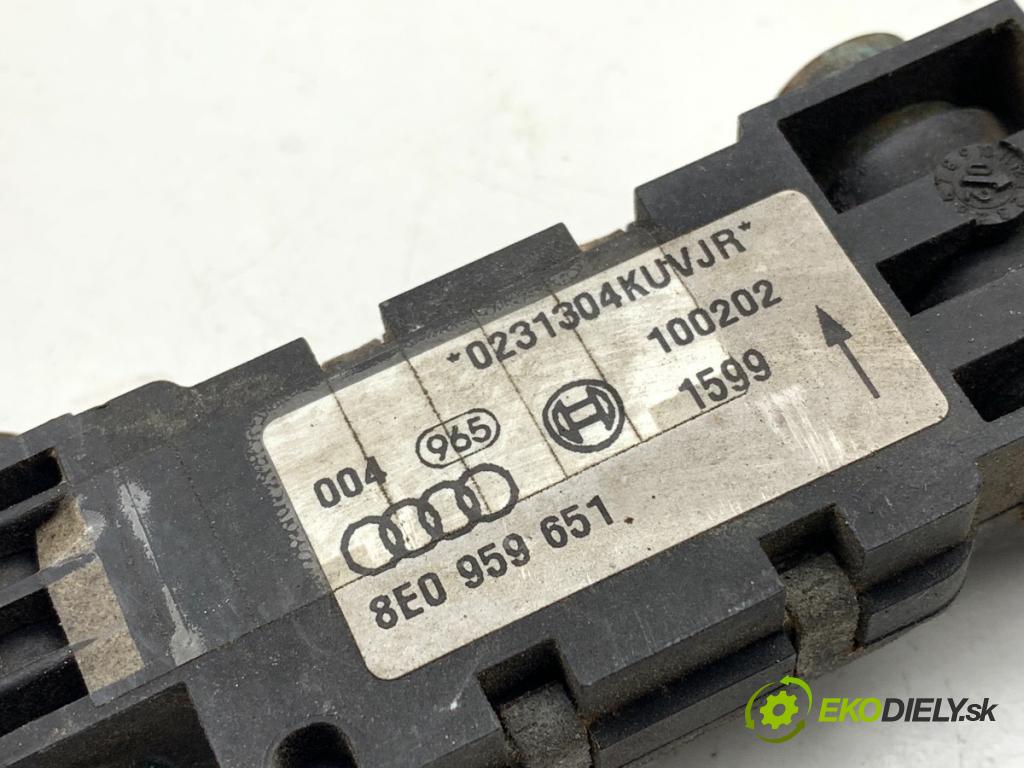 AUDI A8 D3 sedan 2002 246 kW 4.2 quattro 4172 Snímač nárazu 8E0959651 (Snímač nárazu)