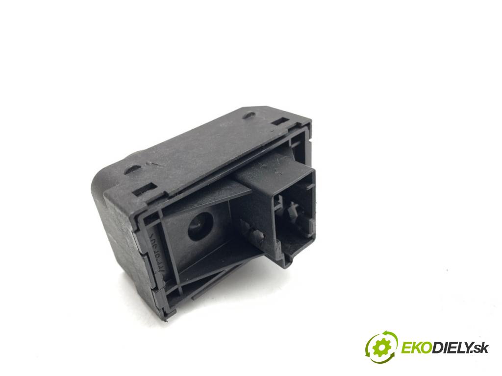 FIAT PUNTO EVO liftback 2011 51 kW 1.2 1242 přepínač nastavení zpětných zrcátek  (Páčky pod volantem)