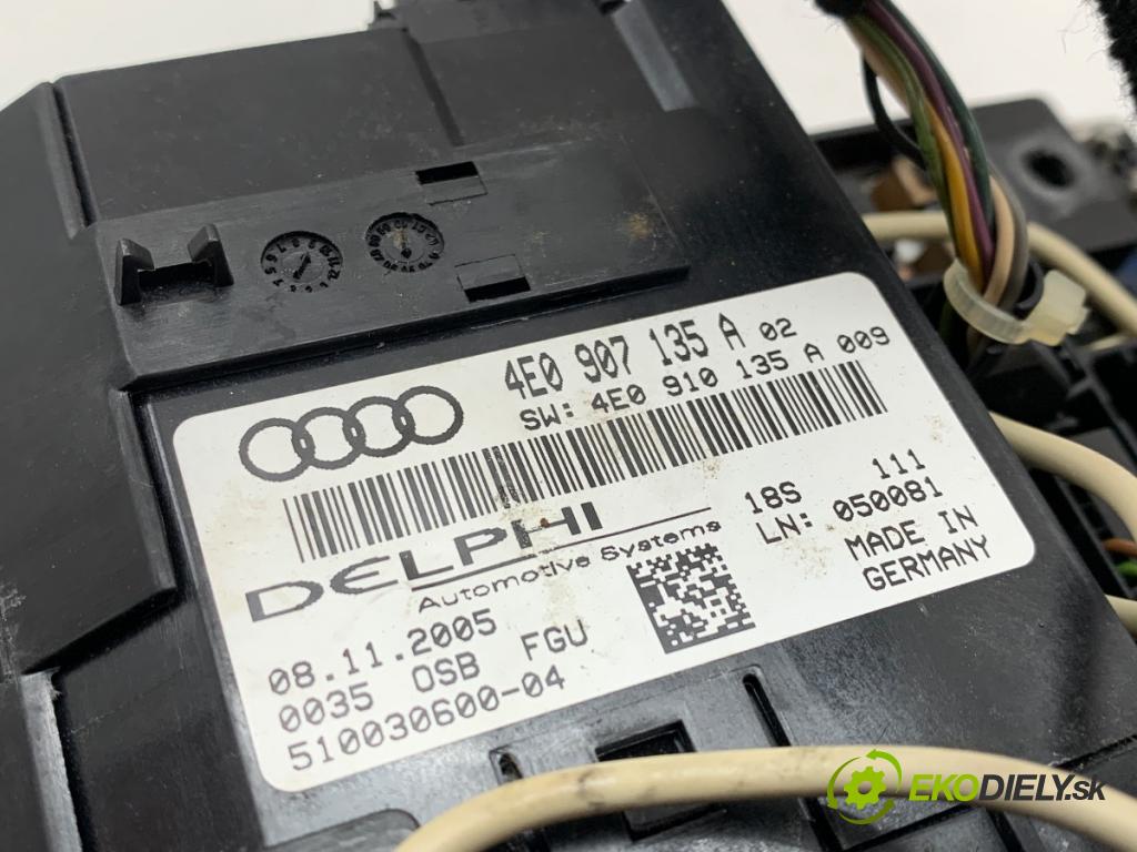 AUDI A8 D3 sedan 2005 191 kW 3.2 FSI 3123 světlo stropní 4E0907135A