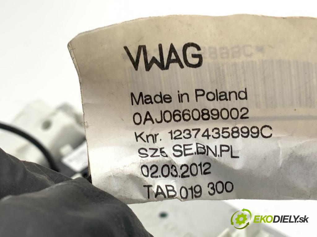 SKODA YETI SUV 2012 90 kW 1.4 TSI 1390 světlo stropní 0AJ066089002