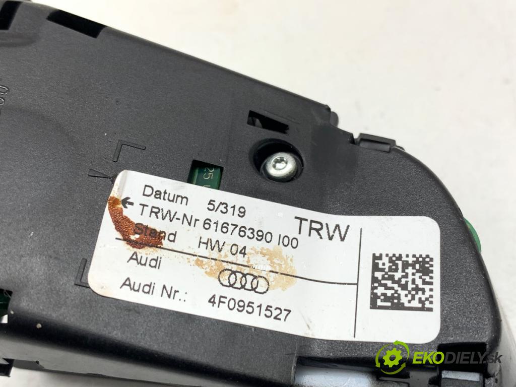 AUDI A8 D3 sedan 2005 191 kW 3.2 FSI 3123 SPÍNAČE: volantu 4F0951527A