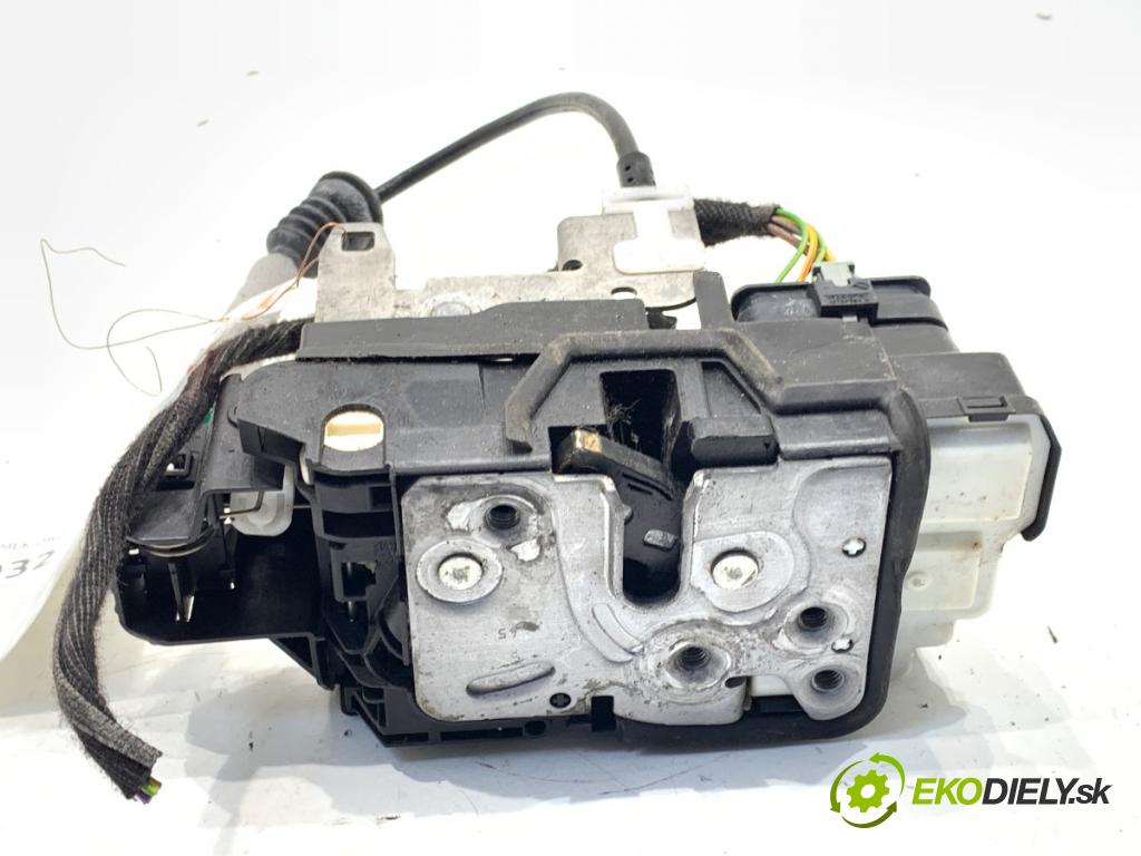 VOLVO V60 II Kombi 2019 140 kW D4 1969 zámok Dvere pravy zad 31462447