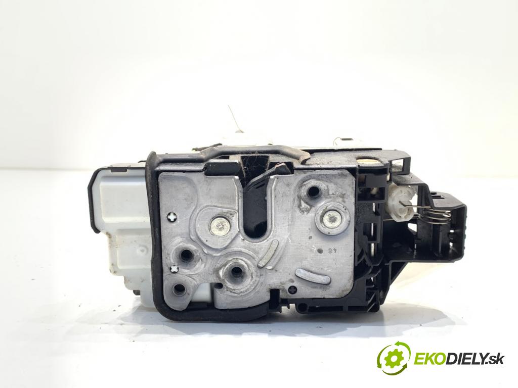 VOLVO V60 II Kombi 2019 140 kW D4 1969 zámok Dvere ľavy zad 31462446