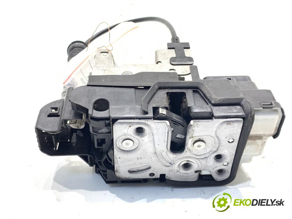 VOLVO V60 II Kombi 2019 140 kW D4 1969 zámok Dvere pravy predný 31462456