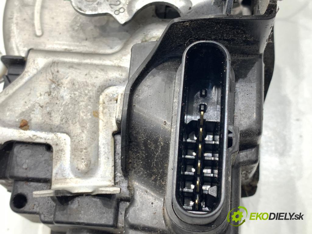 VOLVO V60 II Kombi 2019 140 kW D4 1969 zámok Dvere ľavy predný 31349894