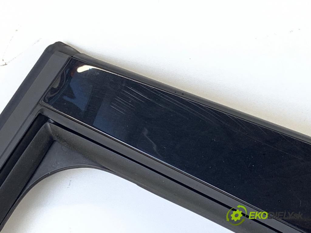 VOLVO V40 liftback 2013 84 kW D2 1560 dveře pravý zadní část