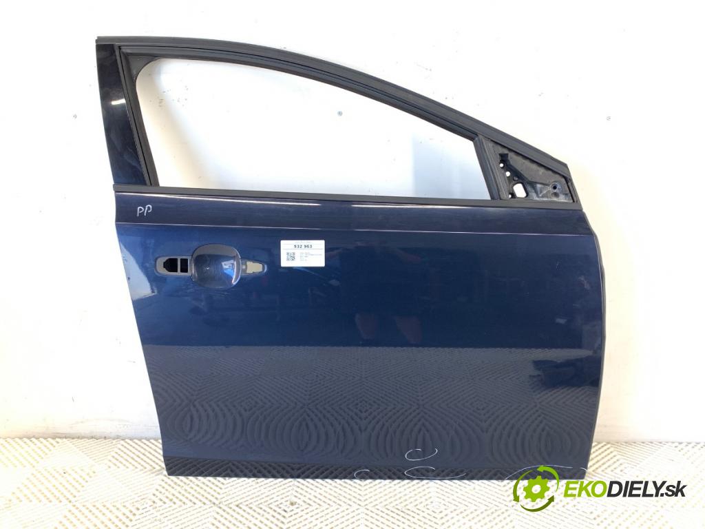 VOLVO V40 liftback 2013 84 kW D2 1560 Dvere pravy predný 