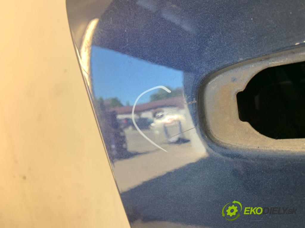 VOLVO V40 liftback 2013 84 kW D2 1560 Dvere pravy predný