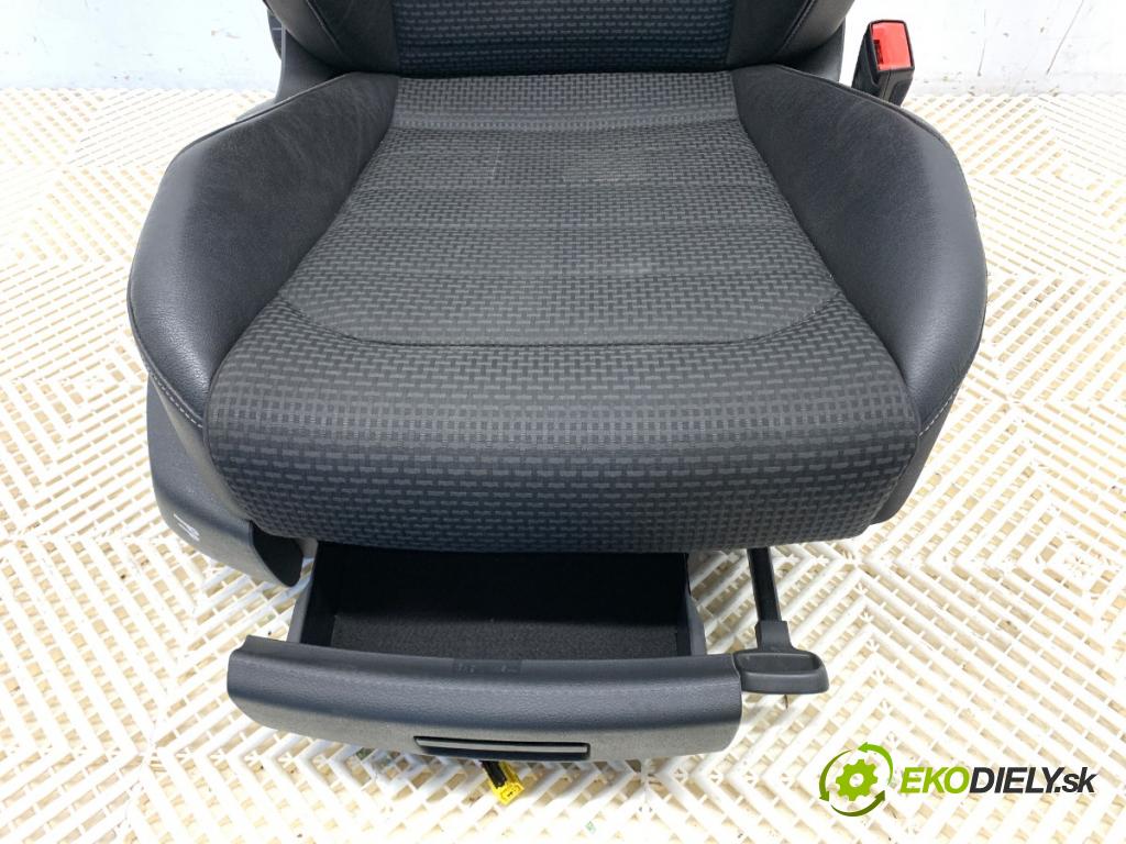 VW GOLF VII Kombi 2015 110 kW 2.0 TDI 1968 Sedadlo pravy predný