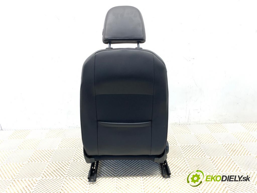 VW GOLF VII Kombi 2015 110 kW 2.0 TDI 1968 Sedadlo pravy predný