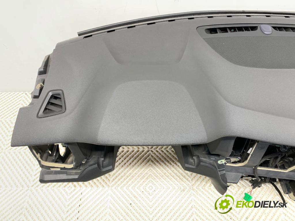 VOLVO V60 II Kombi 2019 140 kW D4 1969 palubní doska  (Palubní deska)