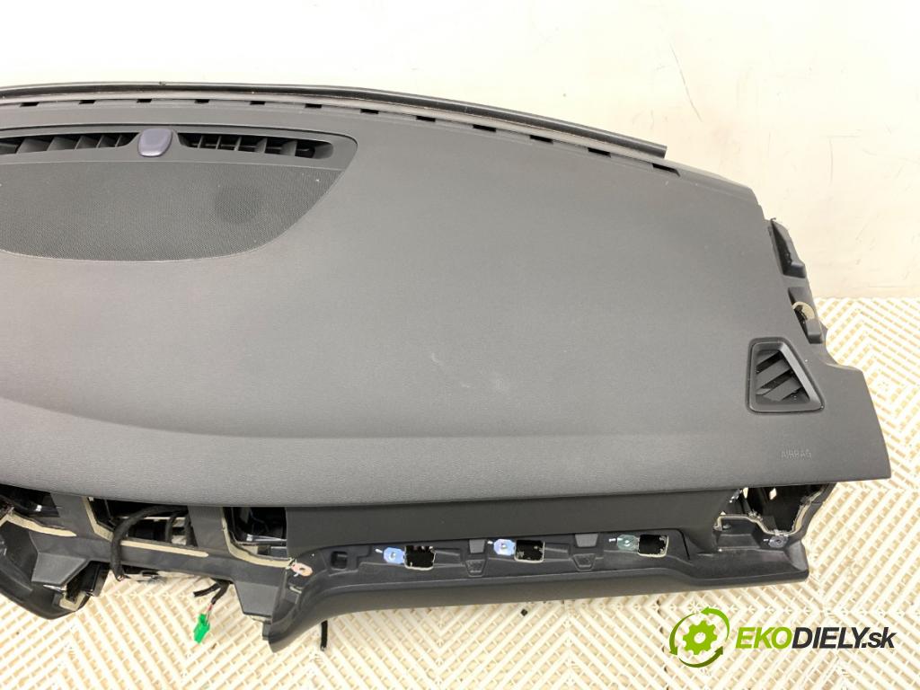 VOLVO V60 II Kombi 2019 140 kW D4 1969 palubní doska  (Palubní deska)