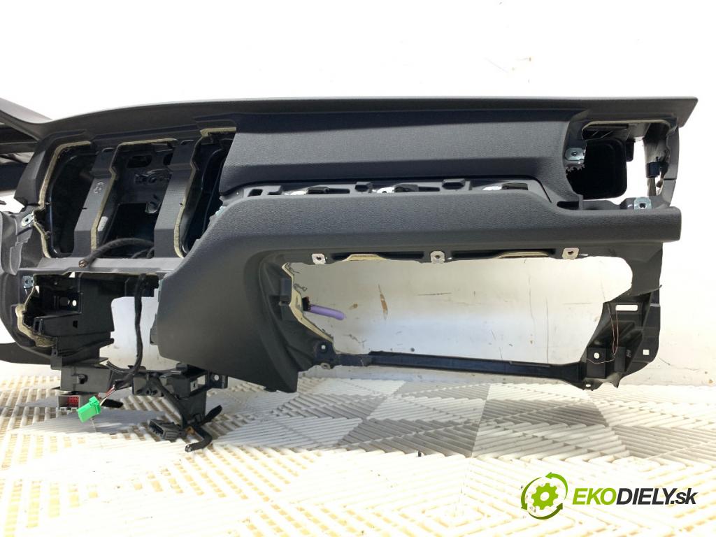 VOLVO V60 II Kombi 2019 140 kW D4 1969 palubní doska  (Palubní deska)