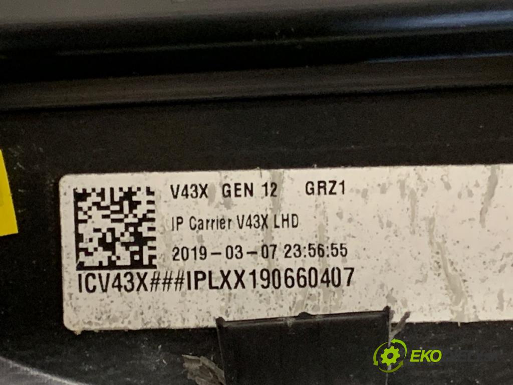 VOLVO V60 II Kombi 2019 140 kW D4 1969 palubní doska  (Palubní deska)