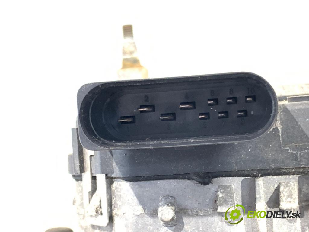 AUDI A8 D3 sedan 2005 191 kW 3.2 FSI 3123 mechanismus stěračů přední část 4E1955023D (Motorek stěračů přední)