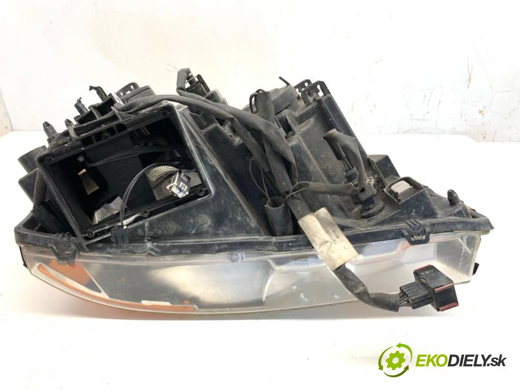 VOLVO XC90 I SUV 2005 200 kW T6 AWD 2922 světlomet levý přední část 30698813