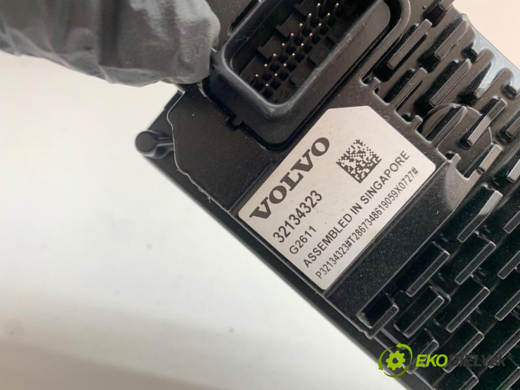VOLVO V60 II Kombi 2019 140 kW D4 1969 KAMERA okna prednej 32134323