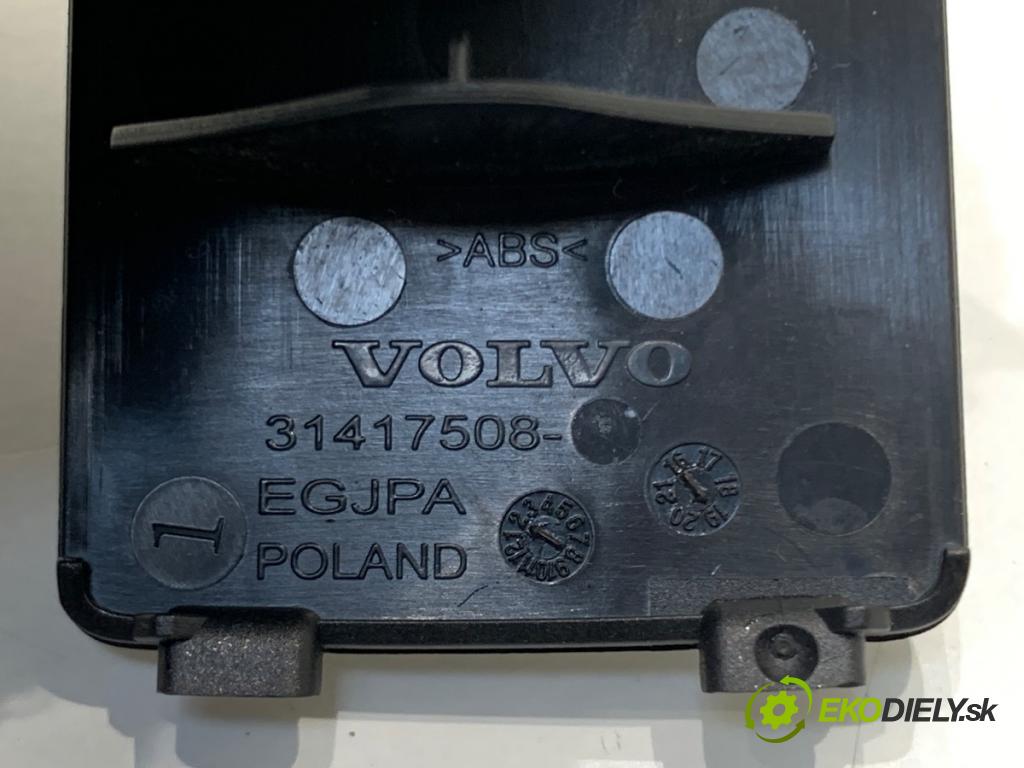VOLVO V60 II Kombi 2019 140 kW D4 1969 HNÍZDO: USB 31417508