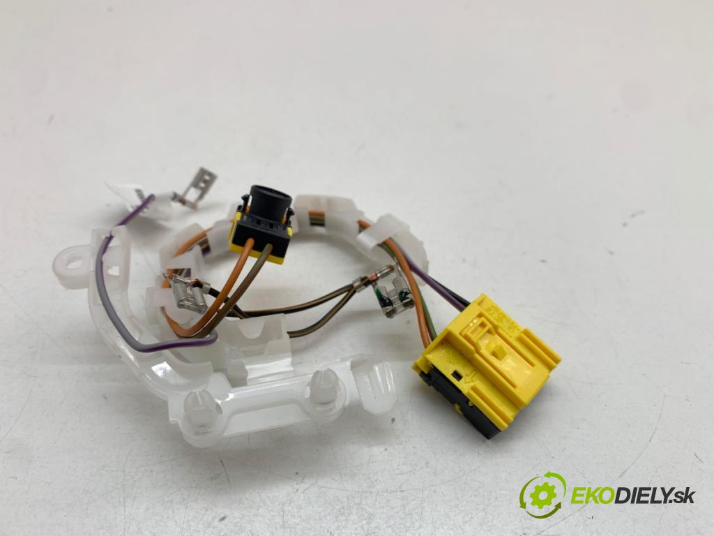 VOLVO V60 II Kombi 2019 140 kW D4 1969 Káblovačka silentbloku airbag 626101601