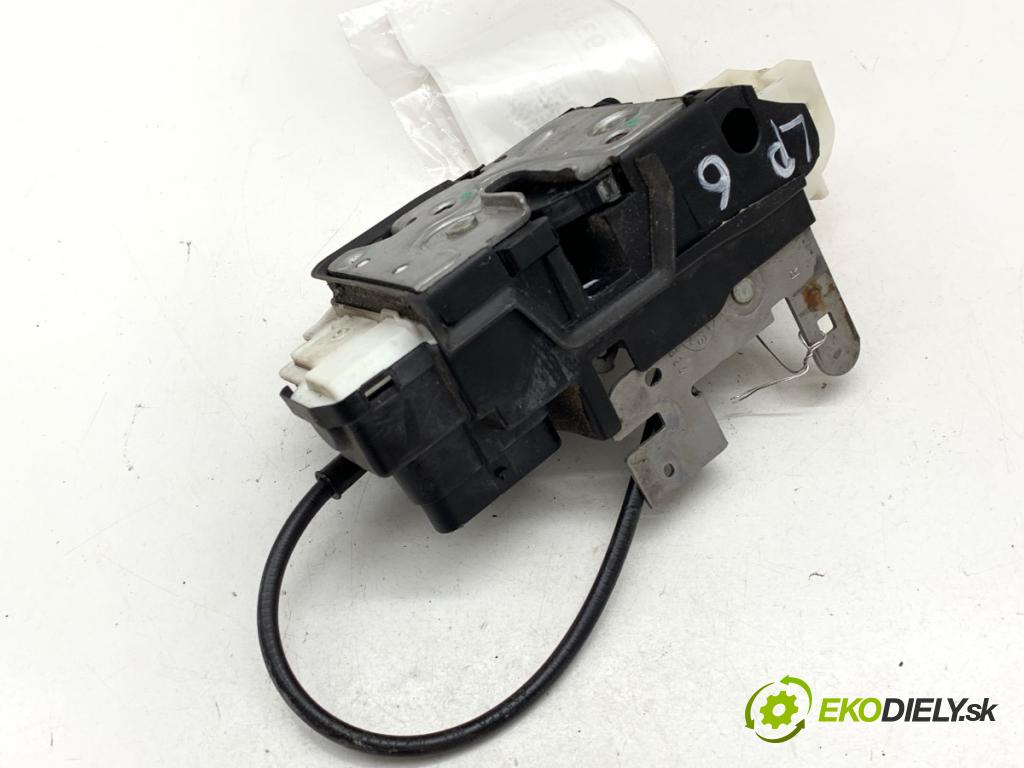 VOLVO V40 liftback 2013 84 kW D2 1560 zámok Dvere ľavy predný 31391823