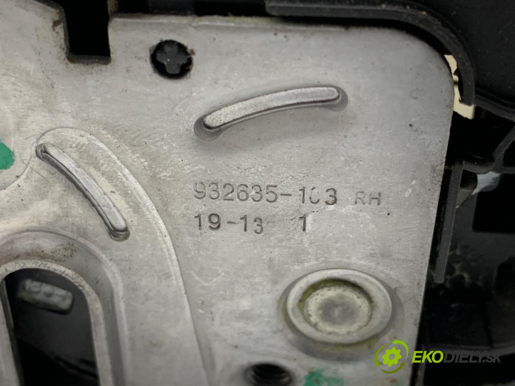 VOLVO V40 liftback 2013 84 kW D2 1560 zámok Dvere ľavy predný 31391823