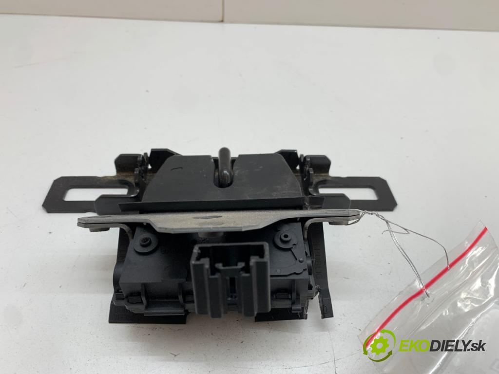 VOLVO V40 liftback 2013 84 kW D2 1560 zámok dverí zad 31335870