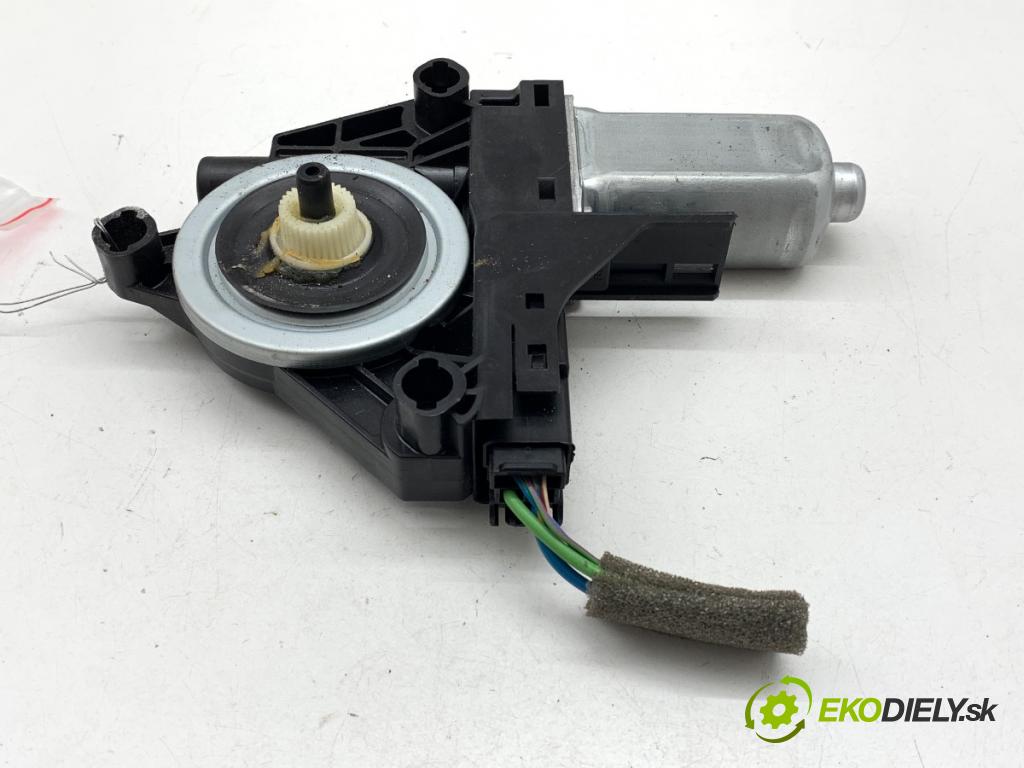 VOLVO V40 liftback 2013 84 kW D2 1560 motor sťahovaní okna levý přední část 966268