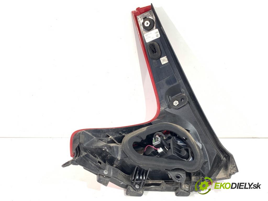 VOLVO V40 liftback 2013 84 kW D2 1560 světlo pravý zadní část 31395845