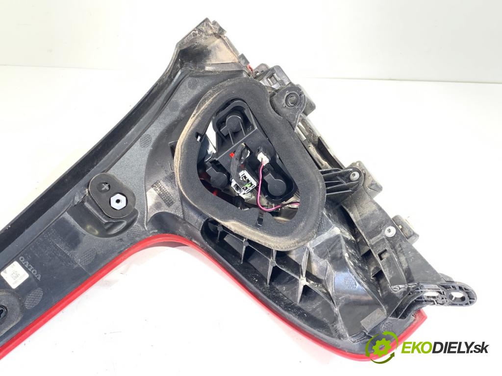 VOLVO V40 liftback 2013 84 kW D2 1560 světlo pravý zadní část 31395845