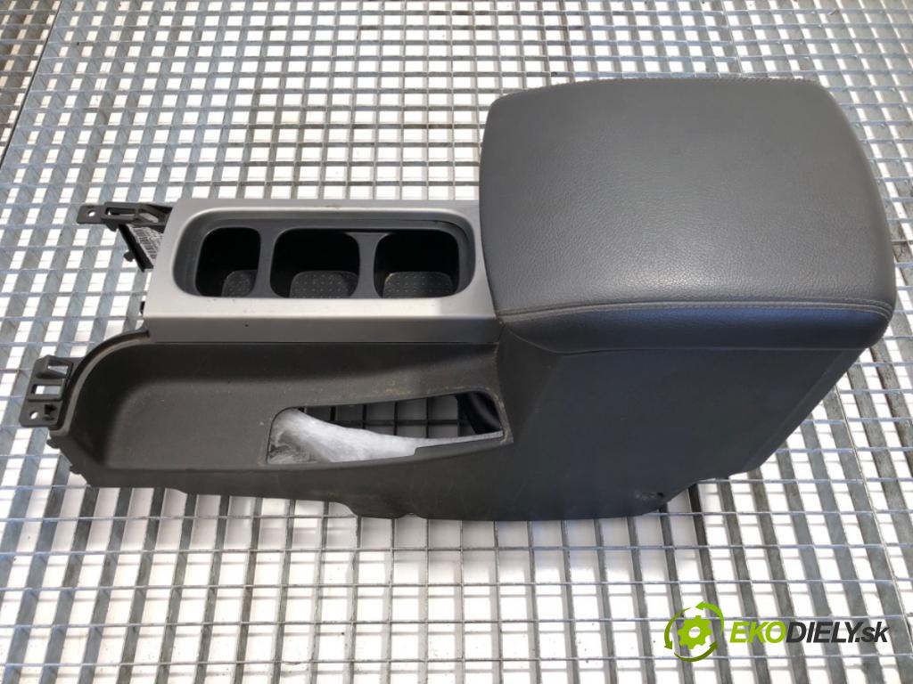 NISSAN PATHFINDER R51 SUV 2007 120 kW 2.5 dCi 4WD 2488 loketní opěrka (Loketní opěrka)