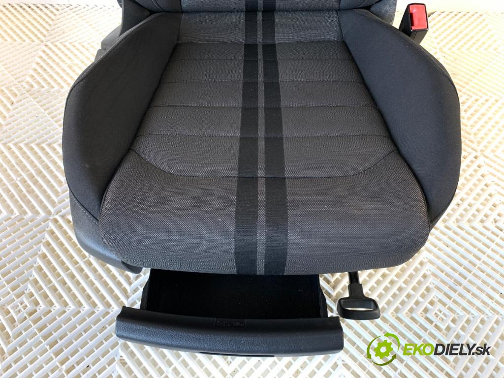 VW GOLF VII Kombi 2016 81 kW 1.6 TDI 1598 Sedadlo pravy predný