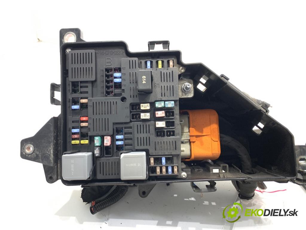 VOLVO V60 II Kombi 2019 140 kW D4 1969 skříňka poistková 31398001 (Pojistková skříňka)