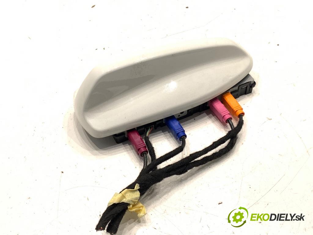 VOLVO V60 II Kombi 2019 140 kW D4 1969 ANTENA 31438104
