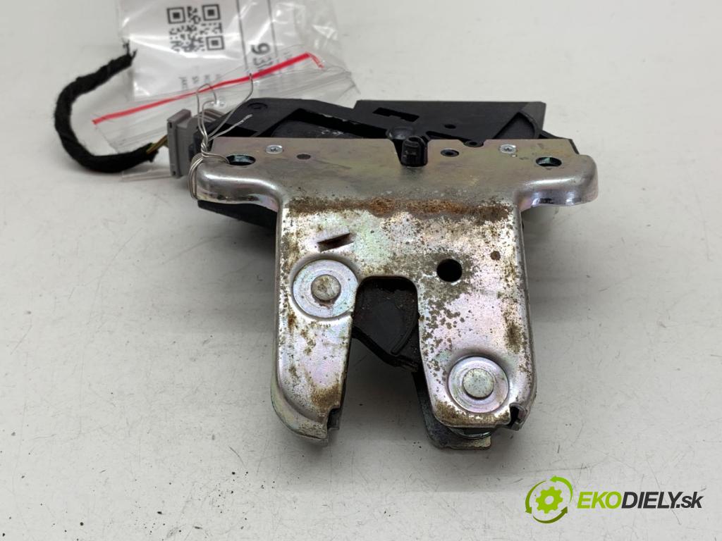 AUDI A4 B8 sedan 2008 118 kW 1.8 TFSI 1798 zámok dveří zadní část 4F5827505D