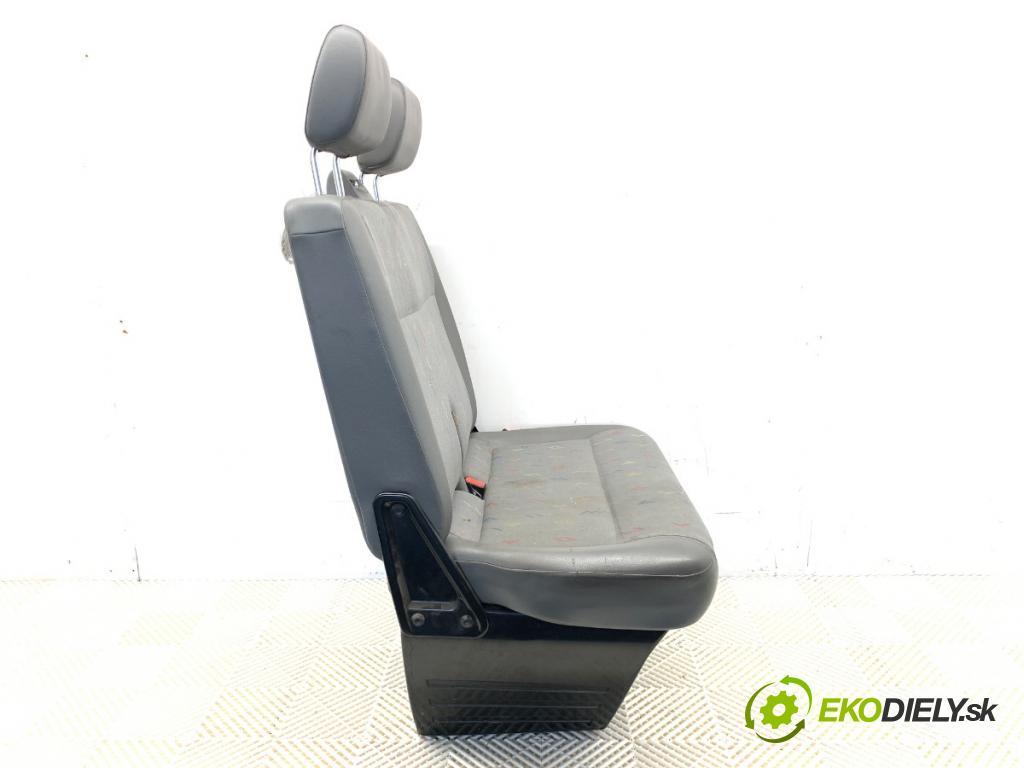 VW TRANSPORTER T5 Autobus 2009 96 kW 2.5 TDI 2461 Sedadlo pravy predný DVOJNÁSOBEK: