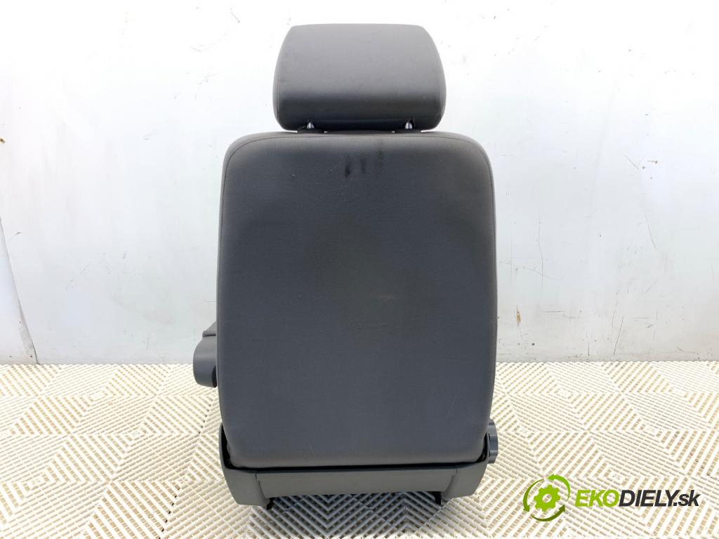 VW TRANSPORTER T5 Autobus 2009 96 kW 2.5 TDI 2461 Sedadlo ľavy predný