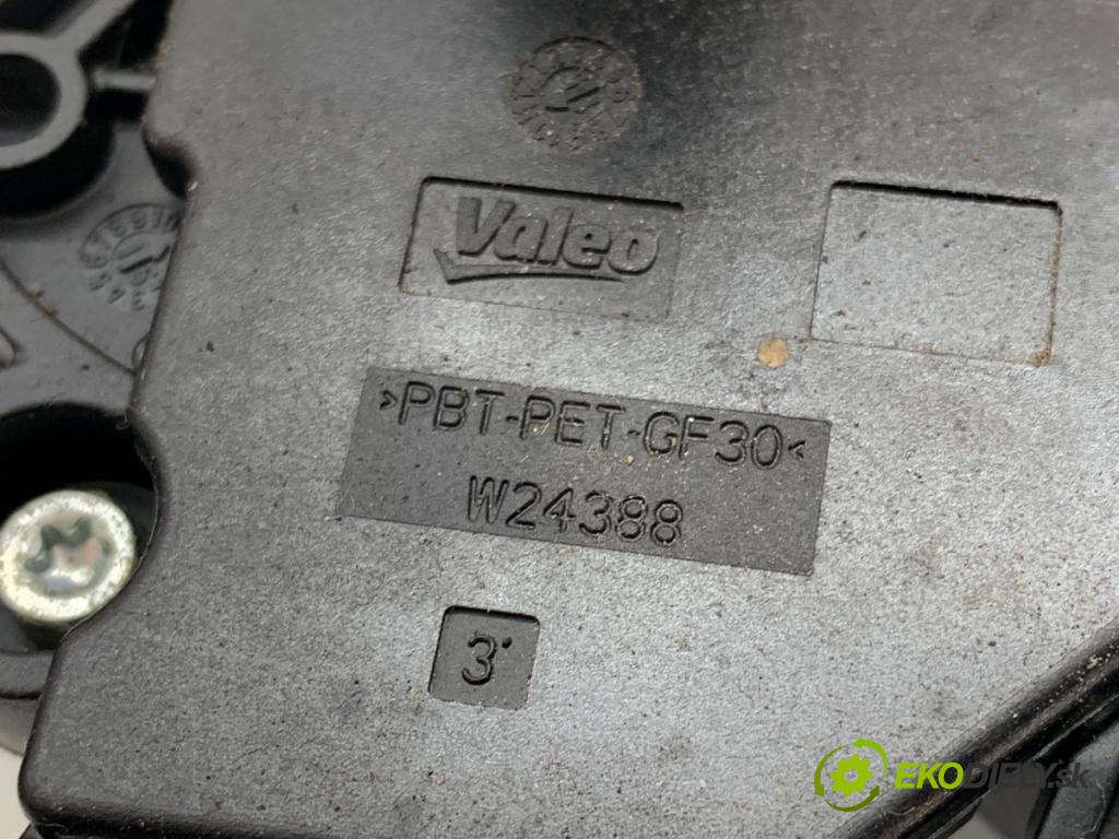 VW GOLF VII Kombi 2016 81 kW 1.6 TDI 1598 motor stěračů zadní část 5G0955711A