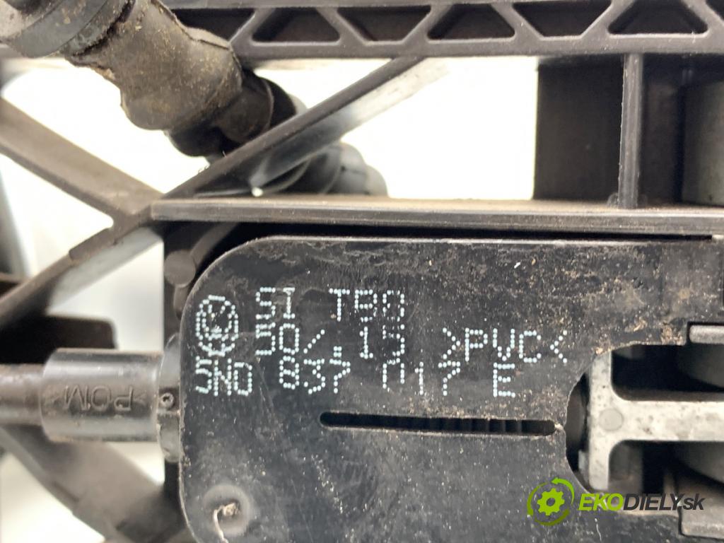 VW GOLF VII Kombi 2016 81 kW 1.6 TDI 1598 Kľučka vonkajšia pravy zad 5N0837017E