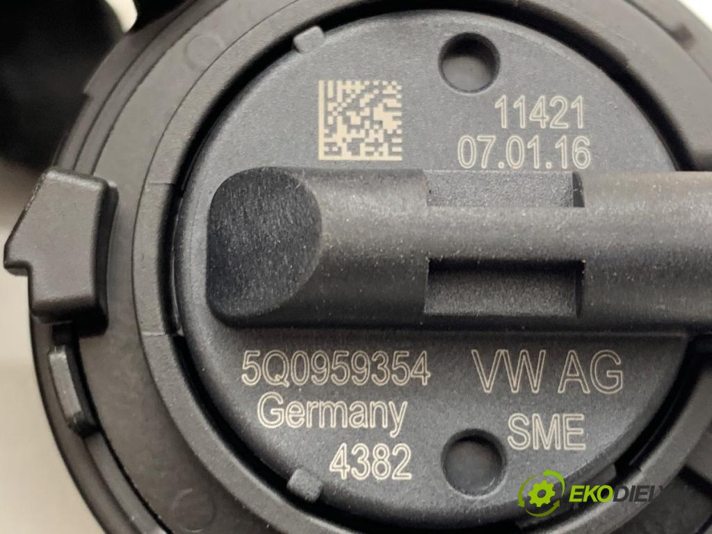 VW GOLF VII Kombi 2016 81 kW 1.6 TDI 1598 snímač nárazu 5Q0959354 (Snímač nárazu)